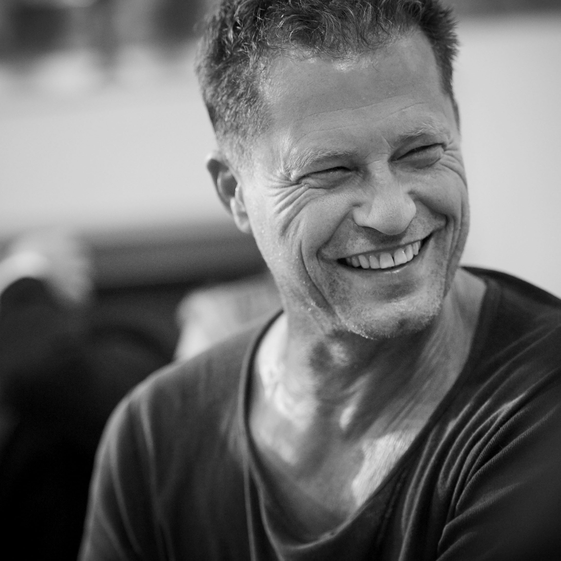 Til Schweiger lachend